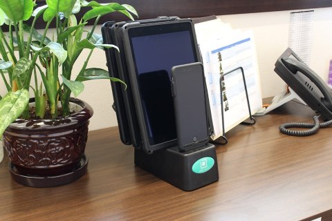Stacja dokująca RAM Desktop 4 Gang Dock Charger ze złączem GDS™ Stacja dokująca RAM Desktop 4 Gang Dock Charger ze złączem GDS™