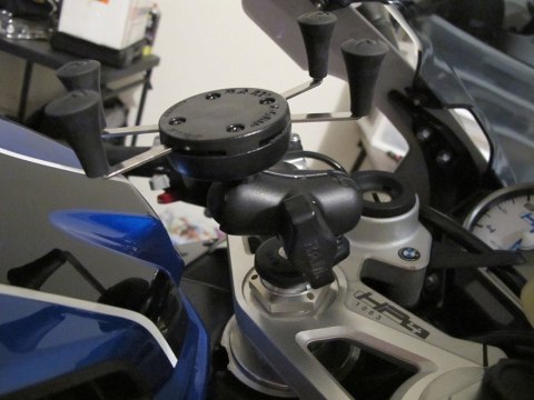 Uniwersalny uchwyt X-Grip™ do przenośnych urządzeń np. smartfon lub nawigacja samochodowa montowany w trzon widelca w motocyklu Uniwersalny uchwyt X-Grip™ do przenośnych urządzeń np. smartfon lub nawigacja samochodowa montowany w trzon widelca w motocyklu