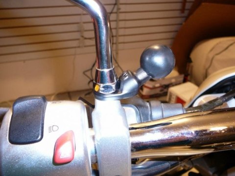 Uniwersalny uchwyt X-Grip™ montowany do uchwytu lusterka w motocyklu Uniwersalny uchwyt X-Grip™ montowany do uchwytu lusterka w motocyklu
