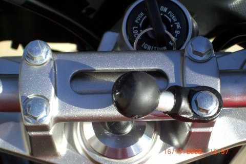 Uniwersalny uchwyt X-Grip™ montowany do uchwytu lusterka w motocyklu Uniwersalny uchwyt X-Grip™ montowany do uchwytu lusterka w motocyklu