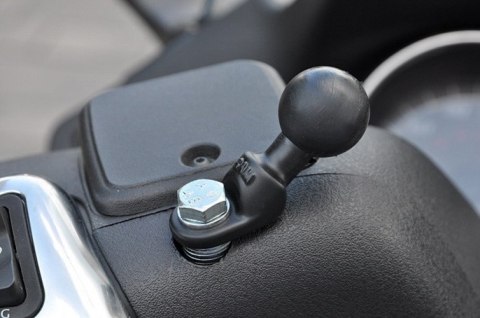 Uniwersalny uchwyt X-Grip™ montowany do uchwytu lusterka w motocyklu Uniwersalny uchwyt X-Grip™ montowany do uchwytu lusterka w motocyklu